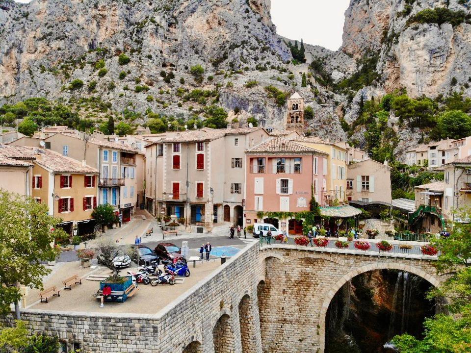Le Logis Des Cascades 2 Apartman Moustiers-Sainte-Marie Kültér fotó
